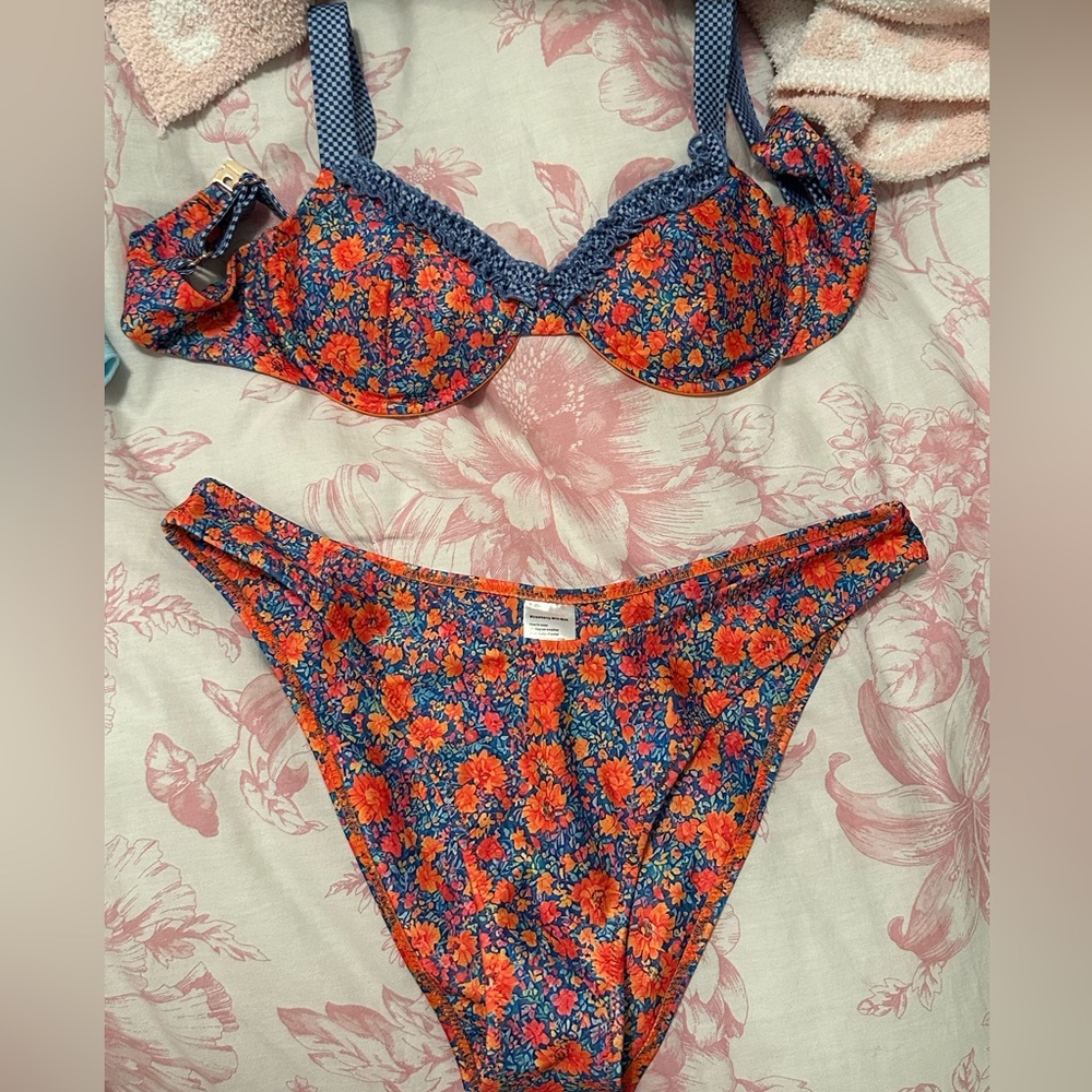 strawberry milk mob bikini never worn! size medium!